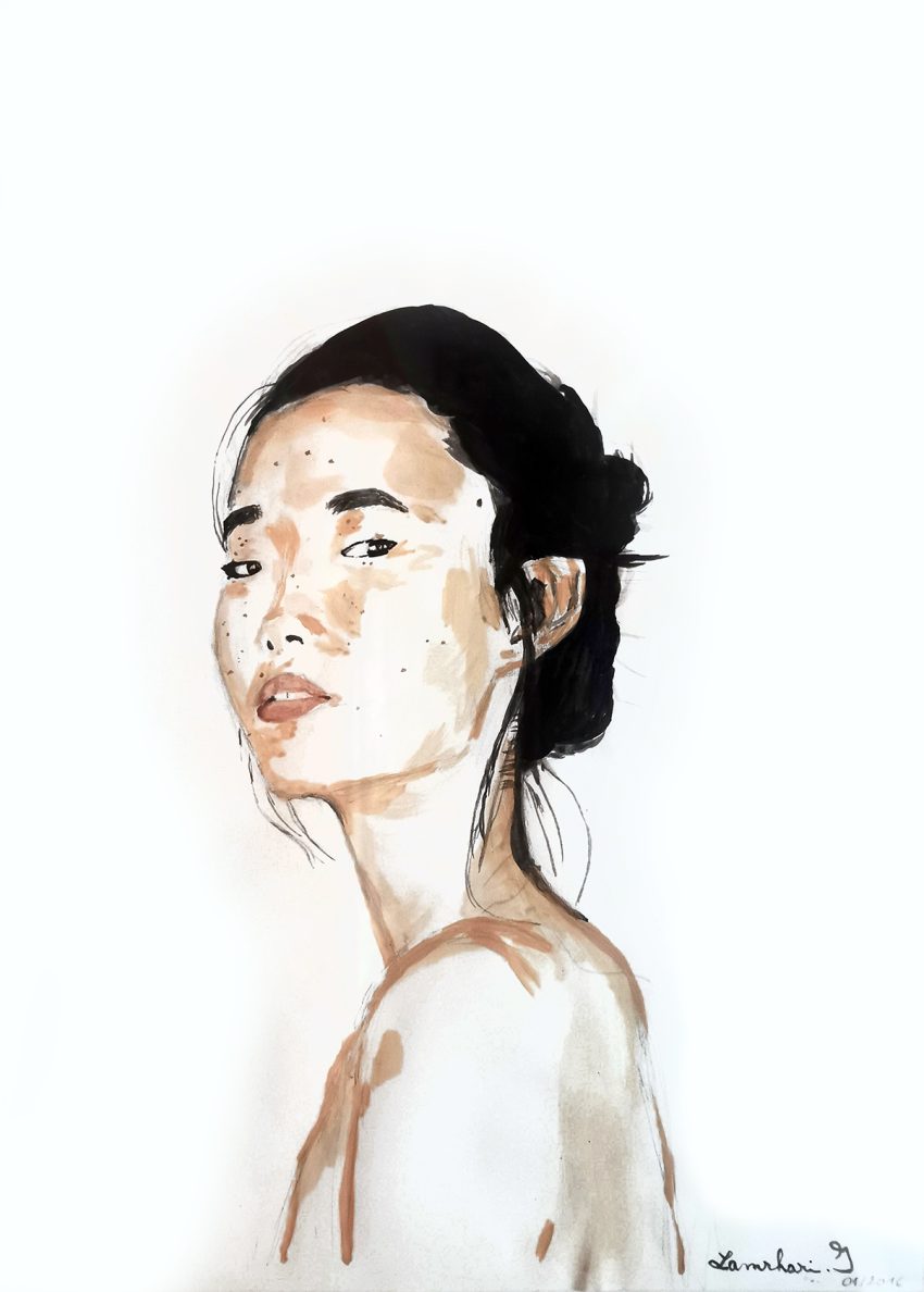 Portrait d'une femme asiatique de profil avec les cheveux attachés en chignon haut